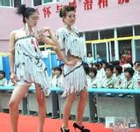 dalam pertandingan bola basket seorang pemain dinyatakan melakukan walking Ning Shuang, yang terdiam beberapa saat, akhirnya berjuang untuk berdiri.